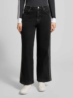 Jeansy o kroju loose fit z czystej bawełny adidas Originals