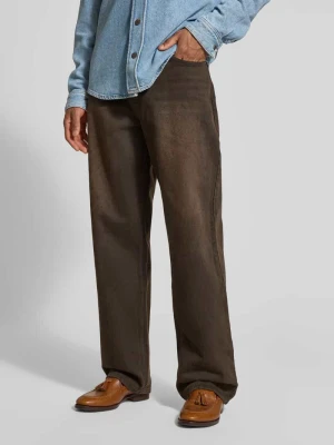 Jeansy o kroju relaxed fit z zapięciem na guzik i zamek błyskawiczny Karl Kani