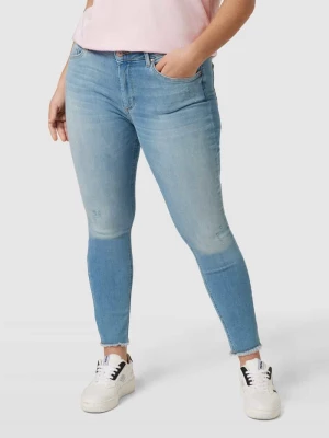 Jeansy o kroju skinny fit z postrzępionymi zakończeniami model ‘WILLY’ ONLY CARMAKOMA