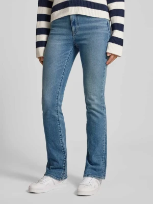 Jeansy o kroju skinny fit z poszerzaną nogawką, efektem znoszenia i detalem z logo Calvin Klein Jeans