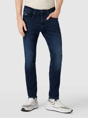 Jeansy o kroju slim tapered fit z wyhaftowanym logo model ‘AUSTIN’ Tommy Jeans
