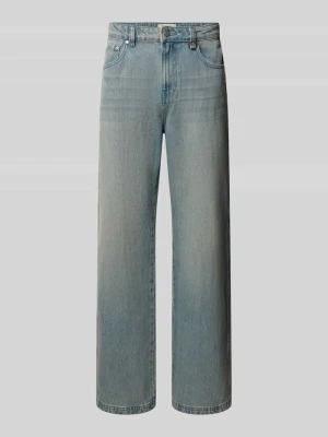 Jeansy o kroju straight fit w stylu used z kieszeniami ukośnymi RETERNITY Jeansowy niebieski