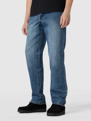 Jeansy o kroju straight fit z kieszeniami z tyłu model ‘Straight Slit Jeans’ Urban Classics