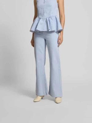 Jeansy o kroju straight fit z naszywką z logo BAUM & PFERDGARTEN Jeansowy niebieski