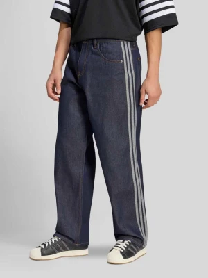 Jeansy o kroju straight fit z paski w kontrastowym kolorze adidas Originals