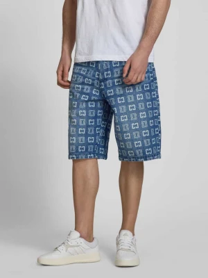 Jeansy o kroju straight fit z tkaniny stylizowanej na denim z nadrukiem z logo na całej powierzchni COLUCCI