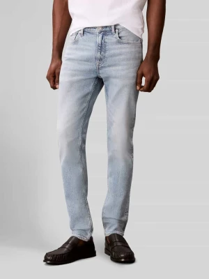 Jeansy o kroju tapered fit z mieszanki bawełny Calvin Klein Jeans Jasnoniebieski