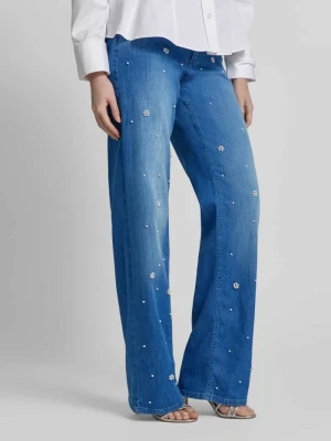 Jeansy o kroju wide fit z perełkami i dżetami Angels