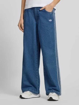 Jeansy o luźnym kroju z wyhaftowanym logo adidas Originals