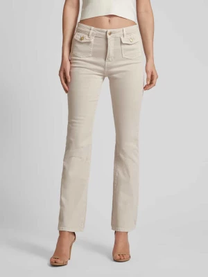 Jeansy o rozkloszowanym kroju z nakładanymi kieszeniami z patką model ‘SEXY FLARE’ Guess