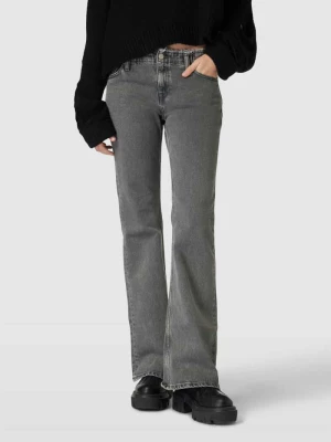 Jeansy o rozkloszowanym kroju z postrzępionym pasem model ‘SOPHIE’ Tommy Jeans
