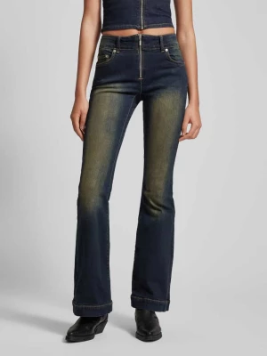 Jeansy o rozkloszowanym kroju z przetarciami i zamkiem błyskawicznym model ‘Inferno’ Weekday