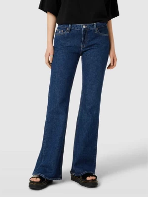Jeansy o rozkloszowanym kroju z wyhaftowanym logo model ‘SOPHIE’ Tommy Jeans