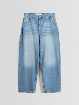 Jeansy Relaxed Fit Bershka jasnoniebieski denim