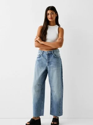 Jeansy Relaxed Fit Bershka jasnoniebieski denim