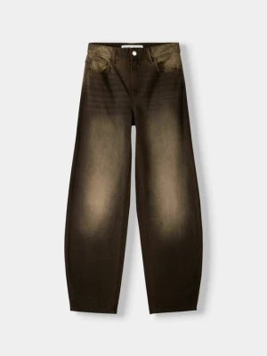 Jeansy Relaxed Fit Bershka brązowy