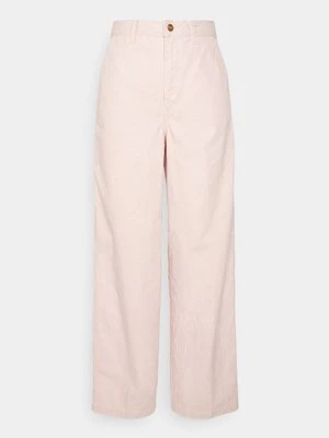Jeansy Relaxed Fit Wrangler różowy