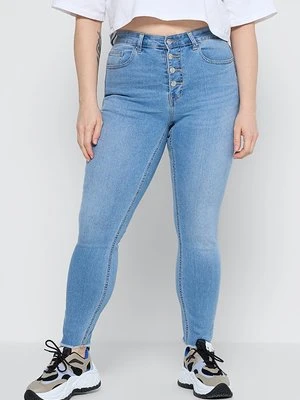 Jeansy Skinny Fit ONLY Carmakoma niebieski