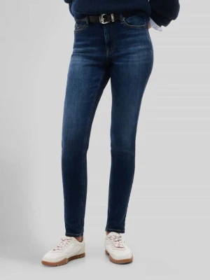 Jeansy skinny o średnim stanie z detal z logo Tommy Jeans Ciemnoniebieski