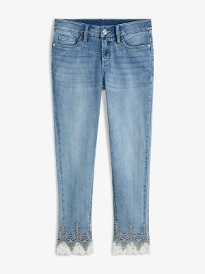 Jeansy skinny z koronką, cropped BonPrix niebieski