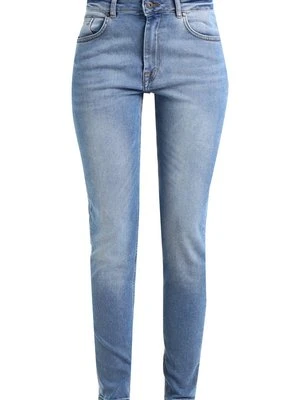 Jeansy Slim Fit Denim is Dead