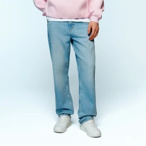 Jeansy straight fit stone wash jasnoniebieskie House