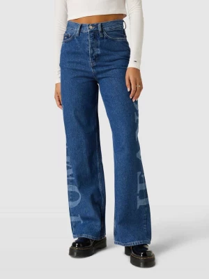 Jeansy z szeroką nogawką i naszywką z logo Tommy Jeans