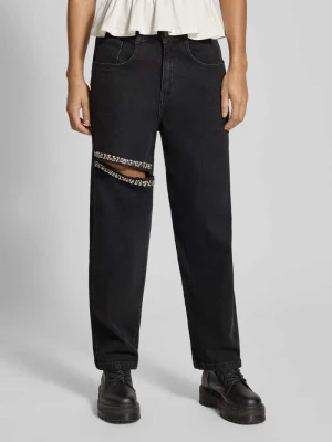 Jeansy z wycięciem i obszyciem ozdobnymi kamieniami Karo Kauer