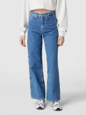 Jeansy z wysokim stanem, szeroką nogawką i detalem z logo model ‘CLAIRE’ Tommy Jeans