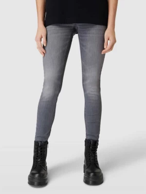 Jeansy z zamkiem błyskawicznym, naszywką z logo i efektem denimu Tommy Jeans