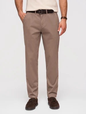 Jednolite spodnie męskie chino REGULAR FIT – brązowe V1 - Rozmiar: XXL Ombre Clothing
