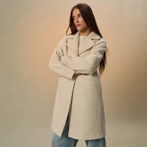 Jednorzędowy płaszcz z tkaniny strukturalnej kremowy House