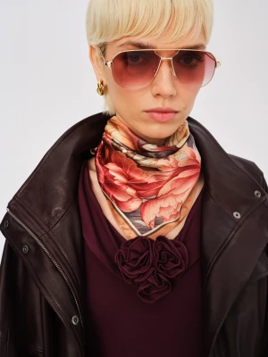 Jedwabna apaszka w pastelowe kwiaty TARANKO