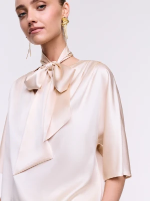 Jedwabna bluzka z szarfą w kremowym kolorze TARANKO