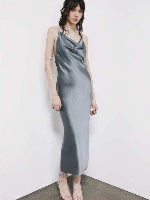 Jedwabna sukienka wieczorowa z biżuteryjnym detalem PATRIZIA PEPE