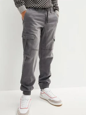 Joggery jeansowe o kroju regular fit z elastyczną gumką w talii, prosta nogawka BonPrix szary