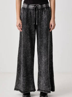 Juicy Couture spodnie dresowe damskie z bawełną ANNEN APPLIQUE WIDE LEG czarny