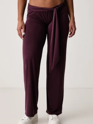 Juicy Couture spodnie flare damskie z wiskozą EMERSON BELTED STRAIGHT bordowy