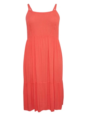KAFFE curve Sukienka "Tadina" w kolorze koralowym rozmiar: 46