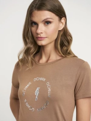 Kamelowy T-shirt damski z aplikacją OCHNIK