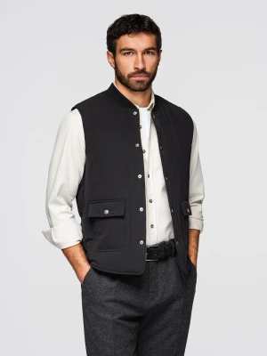 Kamizelka męska bezrękawnik casual na zatrzaski z pionowym pikowaniem - czarna V1 Ombre Clothing