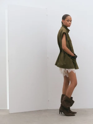 Kamizelka z wysokim kołnierzem i kieszeniami khaki - Kobieta - - MANGO