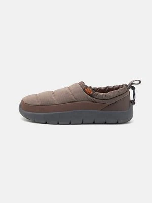 Kapcie Lacoste