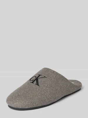 Kapcie z wyhaftowanym logo model ‘MULE’ CK Calvin Klein