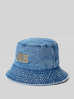 Kapelusz w tkaninie stylizowanej na denim z aplikacją z metką Guess
