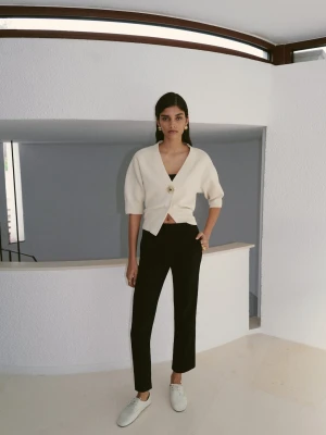 Kardigan z dzianiny z biżuteryjnym guzikiem kremowy / écru - Kobieta - - MANGO