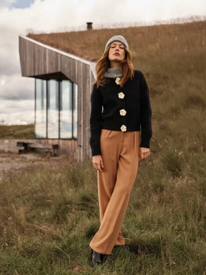 Kardigan z kwiatową aplikacją czarny Moodo