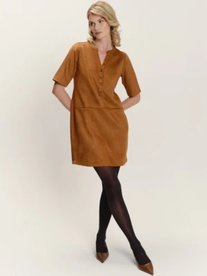 Karmelowa sukienka z dekoltem zapinanym na szereg małych guzików Greenpoint