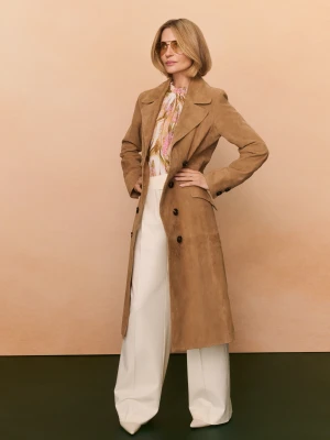 Karmelowy płaszcz zamszowy o dwurzędowym kroju TARANKO