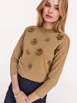 Karmelowy sweter z przestrzennymi kwiatami TARANKO